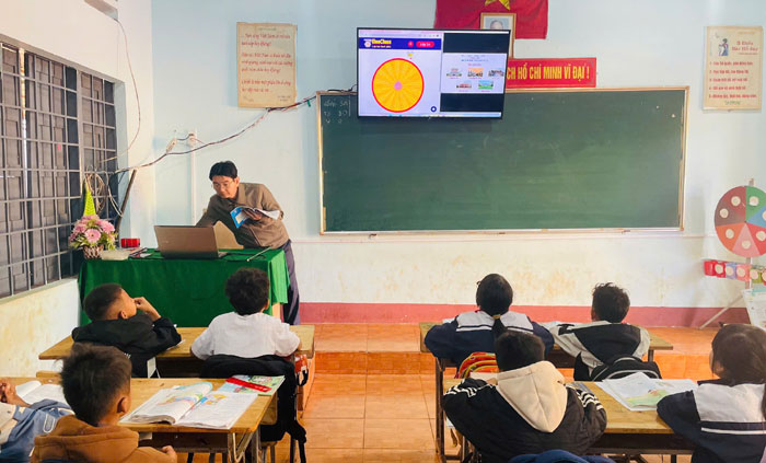 THầy Minh dạy tiết kịch sử có ứng dụng CNTT